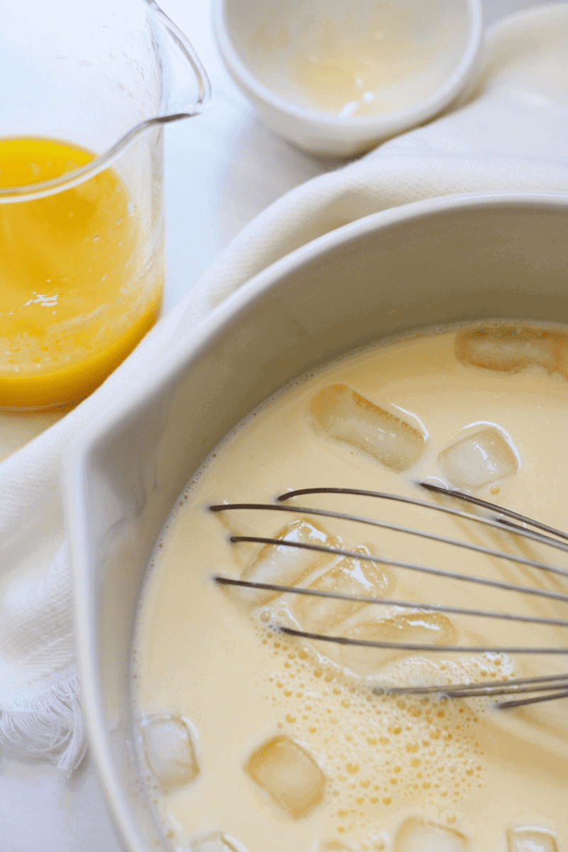 This photo shows the reader how to combine the ingredients to make Morir Soñando, which is a Dominican beverage that is made of milk and orange juice.