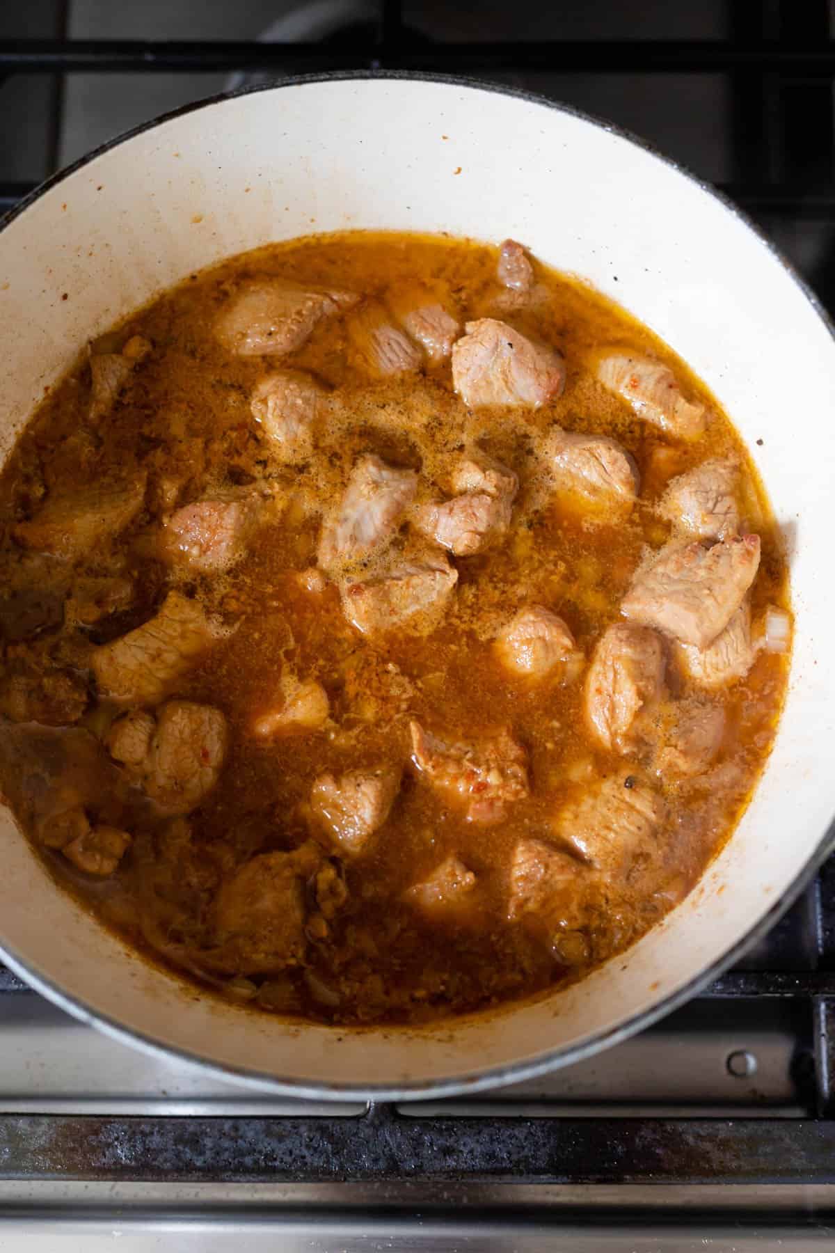 carne de porco alentajana simmering on the stove